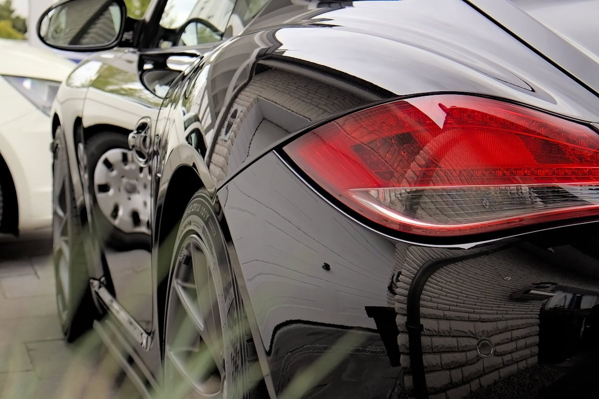 Porsche Cayman schwarz Heckansicht