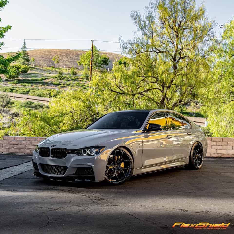 Frisch foliertes Fahrzeug bei der Übergabe