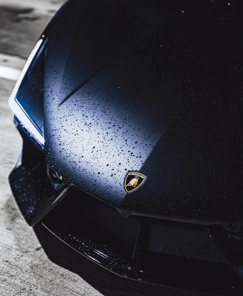 Luxusfahrzeug mit farbiger Lackschutzfolie in Satin-Finish