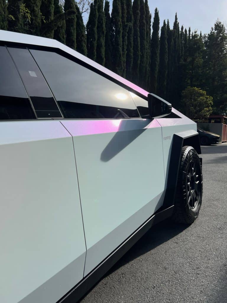 Fahrzeug in spezieller Color-Flip-Folierung